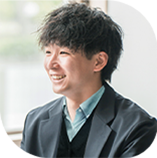 スーツを着た男性社員