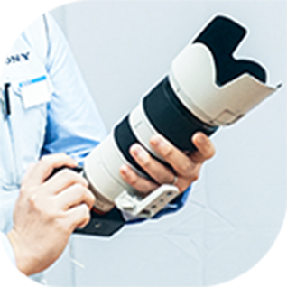 カメラのレンズを点検している様子