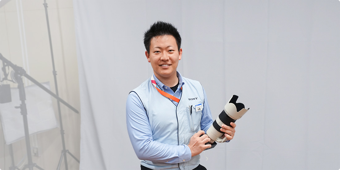 リペアサービス部の持込修理エンジニアが笑顔で立っている様子
