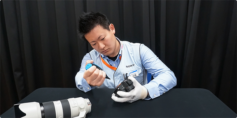 リペアサービス部社員がカメラの修理作業を行っている様子