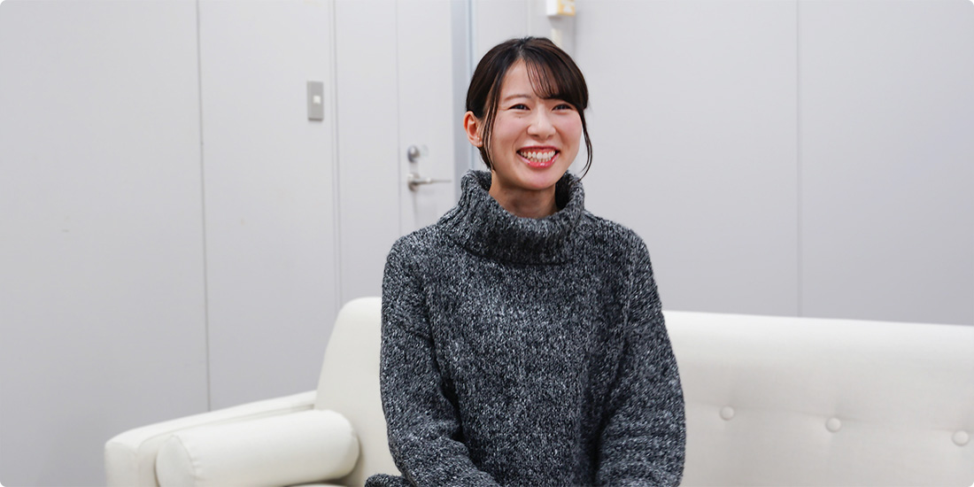 カスタマーインフォメーション部の社員が笑顔で立っている様子