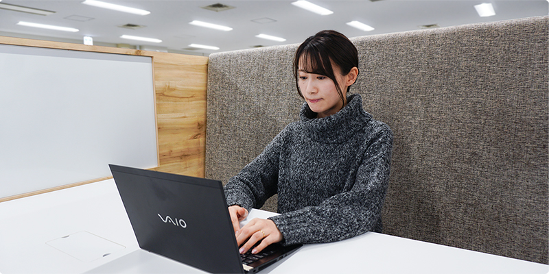 カスタマーインフォメーション部社員が業務を行っている様子