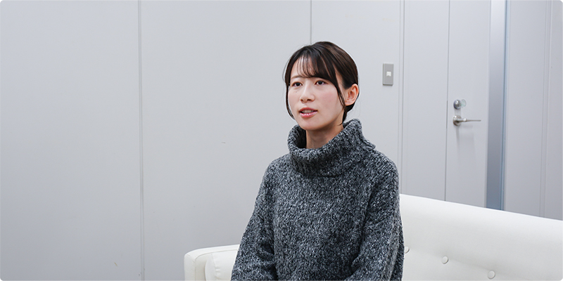 カスタマーインフォメーション部のチームメンバーが話し合っている様子